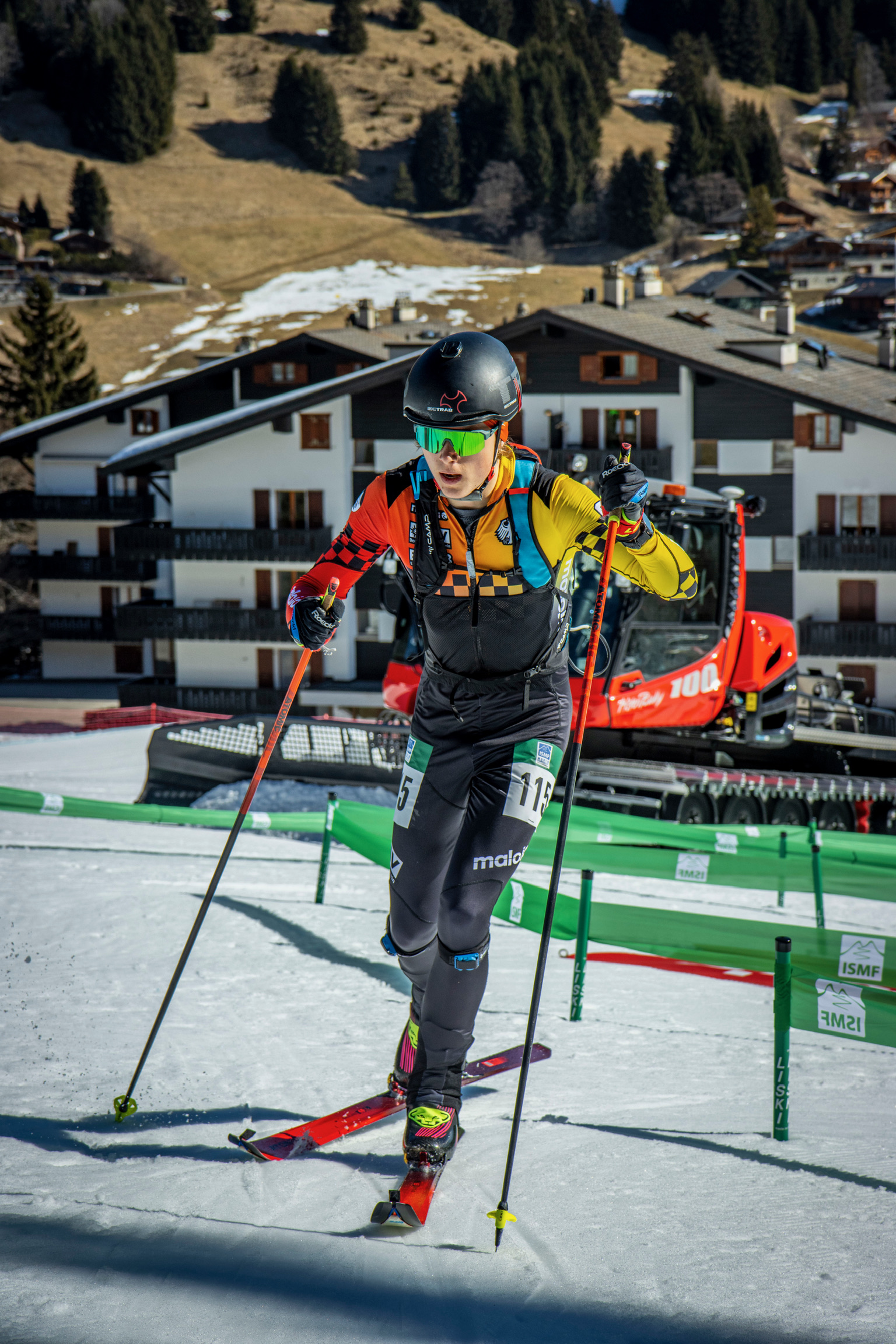Franz Martin Hölzl beim Skibergsteigen, mit Stöcken im Aufstieg auf einer Rennstrecke